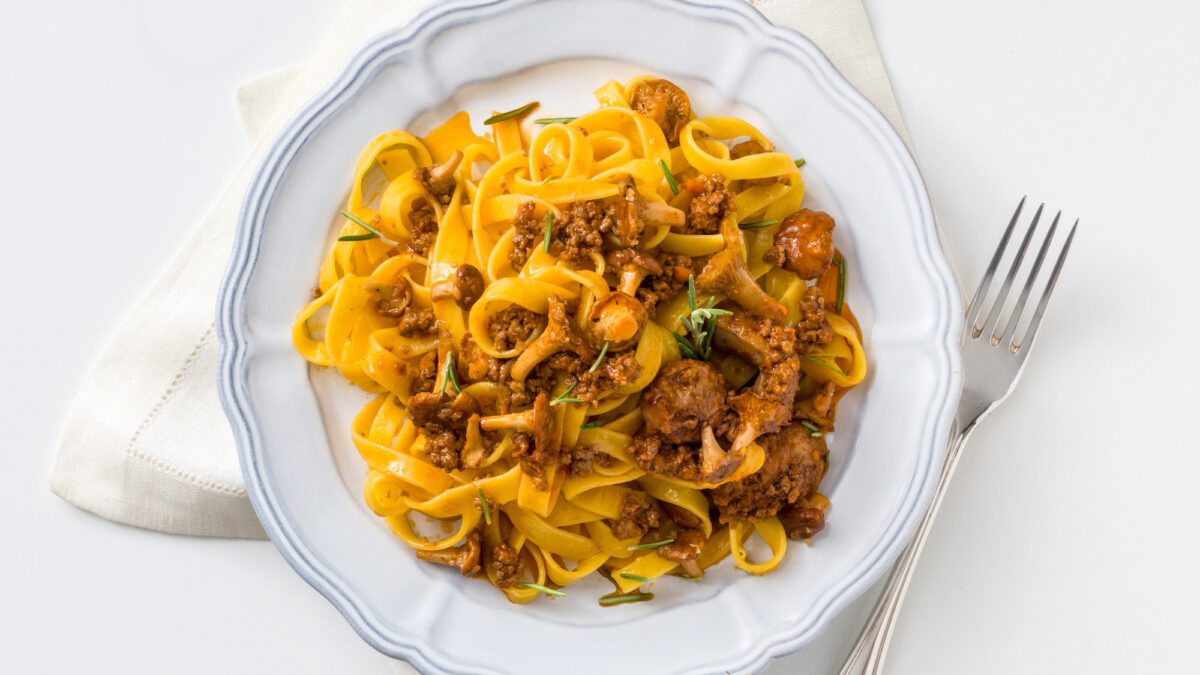 Tagliatelle al ragù, salamelle e finferli