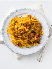 piatto di Tagliatelle al ragù, salamelle e finferli