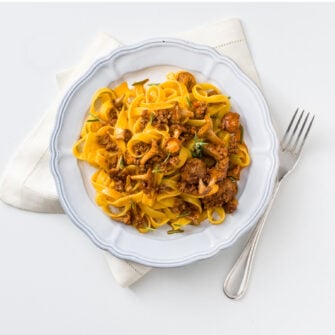 piatto di Tagliatelle al ragù, salamelle e finferli