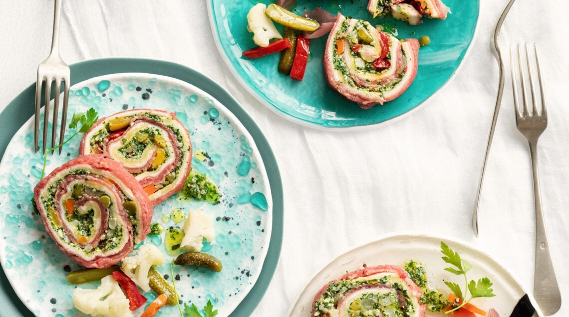 di carpaccio, con sottaceti e salsa verde