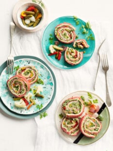 di carpaccio, con sottaceti e salsa verde