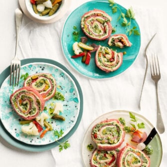 di carpaccio, con sottaceti e salsa verde