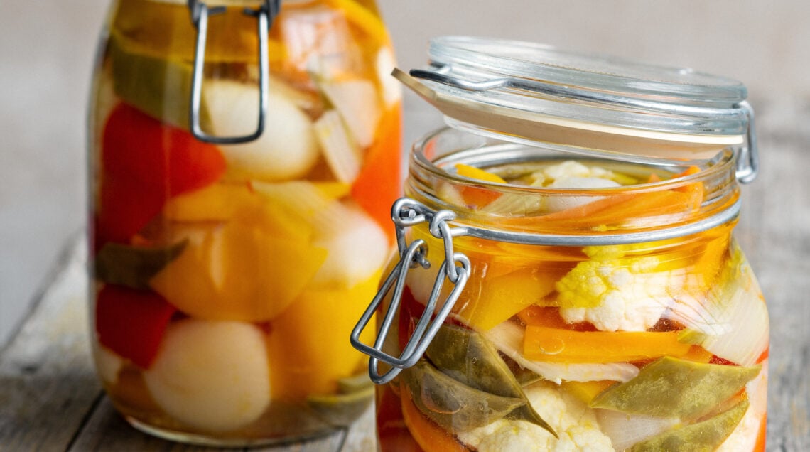 Giardiniera classica di verdure all'aceto e vino bianco
