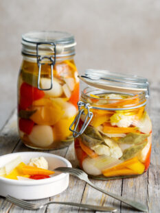 Giardiniera classica di verdure all'aceto e vino bianco
