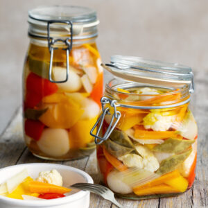 Giardiniera classica di verdure all'aceto e vino bianco