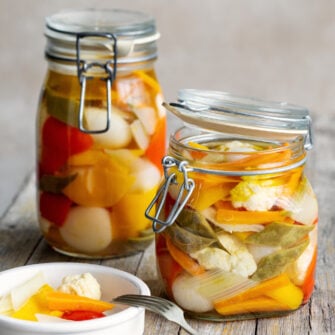 Giardiniera classica di verdure all'aceto e vino bianco