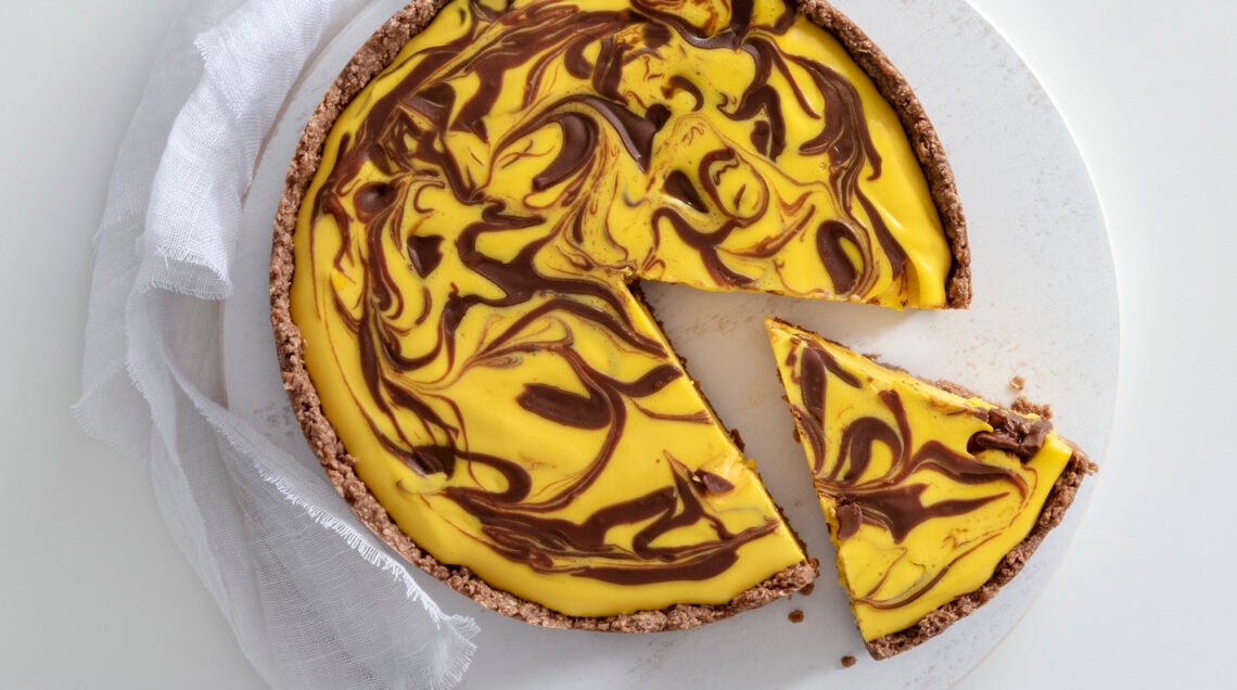Cheesecake variegata allo zafferano e gianduja