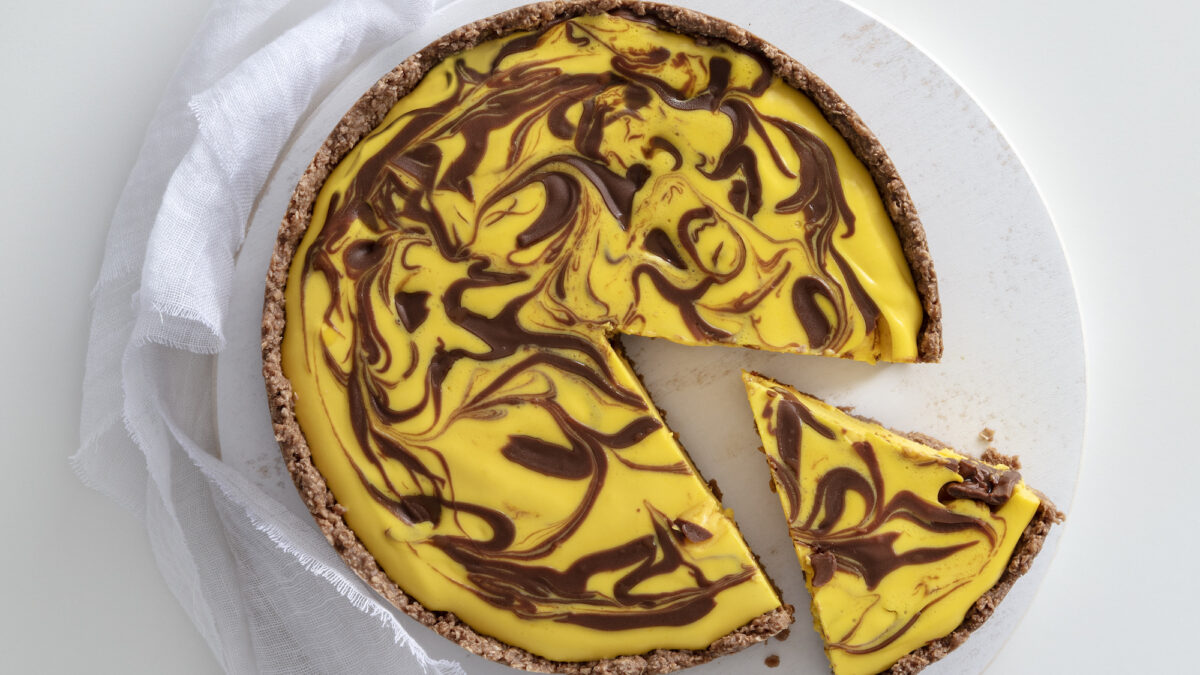 Cheesecake variegata allo zafferano e gianduja