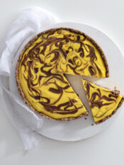 Cheesecake variegata allo zafferano e gianduja