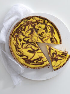 Cheesecake variegata allo zafferano e gianduja