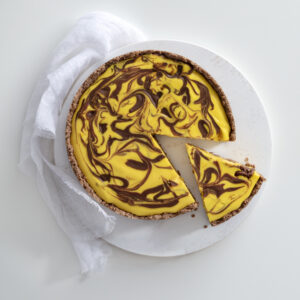 Cheesecake variegata allo zafferano e gianduja