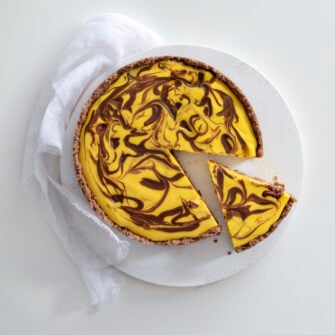 Cheesecake variegata allo zafferano e gianduja