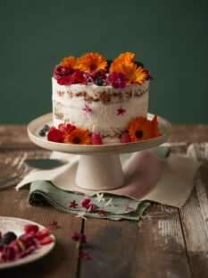 Torta gluten free a strati al limone e frutti di bosco