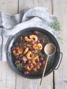 Mazzancolle al Vermouth con uva e scalogni