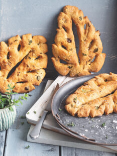 Fougasse provenzale alle olive con pomodori secchi