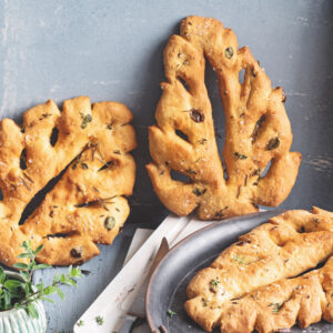 Fougasse provenzale alle olive con pomodori secchi