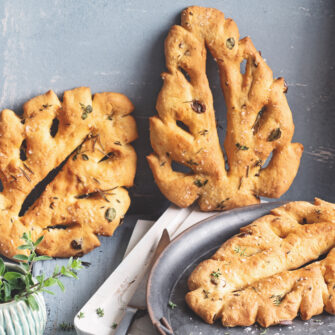 Fougasse provenzale alle olive con pomodori secchi