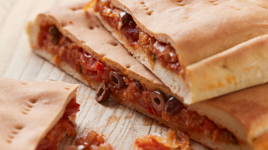 Focaccia salentina ripiena con pomodoro e cipolle