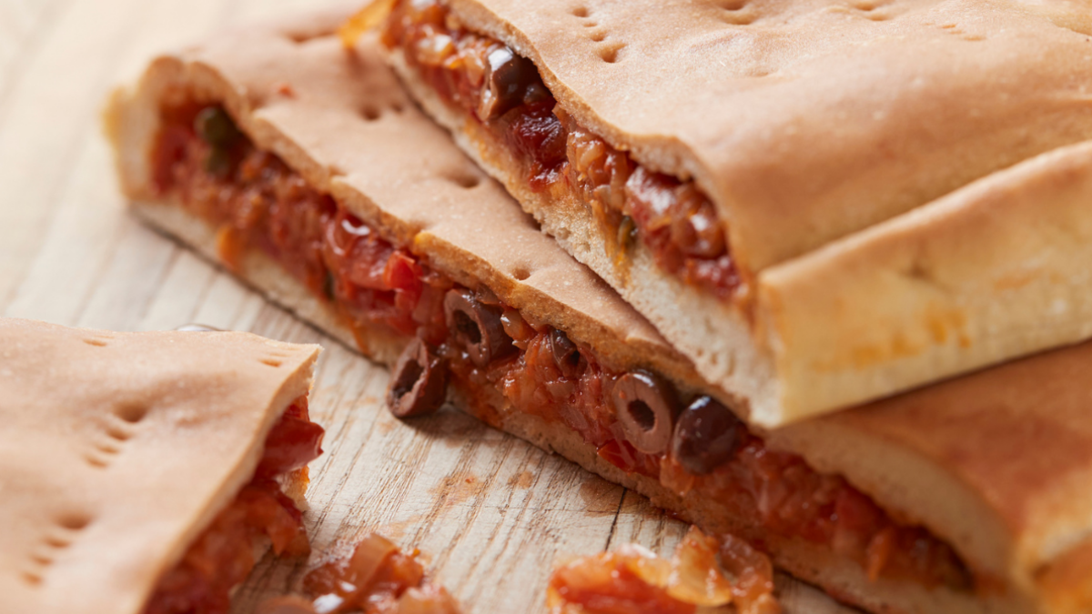 Focaccia salentina ripiena con pomodoro e cipolle