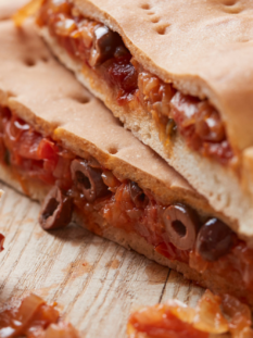 Focaccia salentina ripiena con pomodoro e cipolle