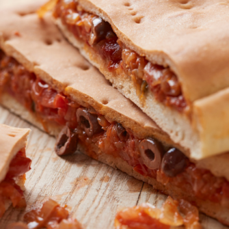 Focaccia salentina ripiena con pomodoro e cipolle