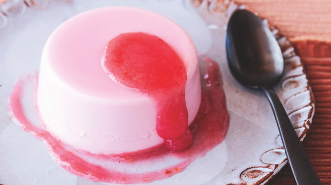 Panna cotta alle mandorle e sciroppo di rose