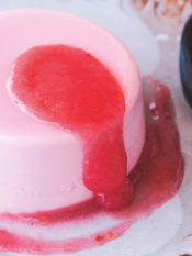 Panna cotta alle mandorle e sciroppo di rose
