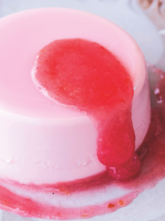 Panna cotta alle mandorle e sciroppo di rose