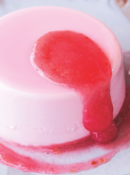 Panna cotta alle mandorle e sciroppo di rose