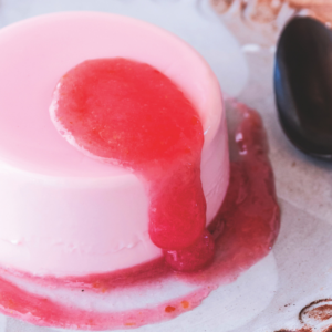Panna cotta alle mandorle e sciroppo di rose