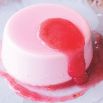 Panna cotta alle mandorle e sciroppo di rose