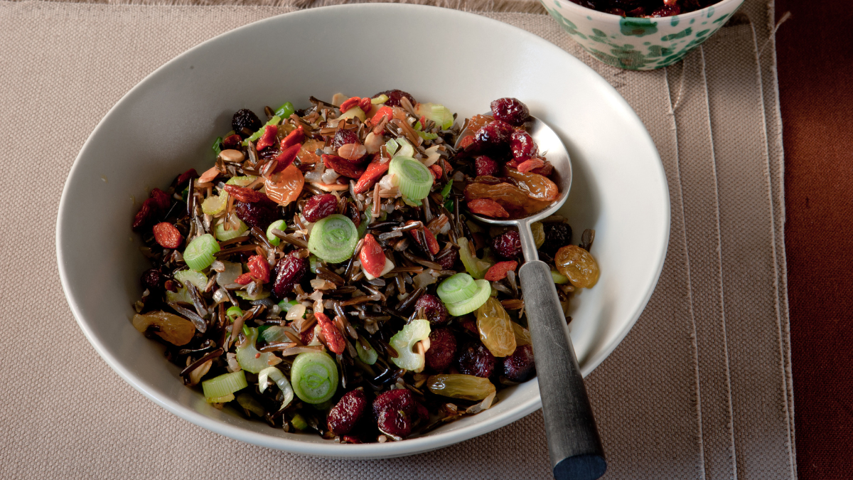 Pilaf di riso selvaggio con mirtilli, uvette e goji berries