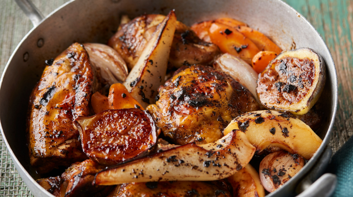 Pollo con verdura, frutta e aglio nero