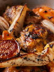 Pollo con verdura, frutta e aglio nero