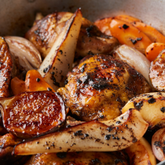 Pollo con verdura, frutta e aglio nero