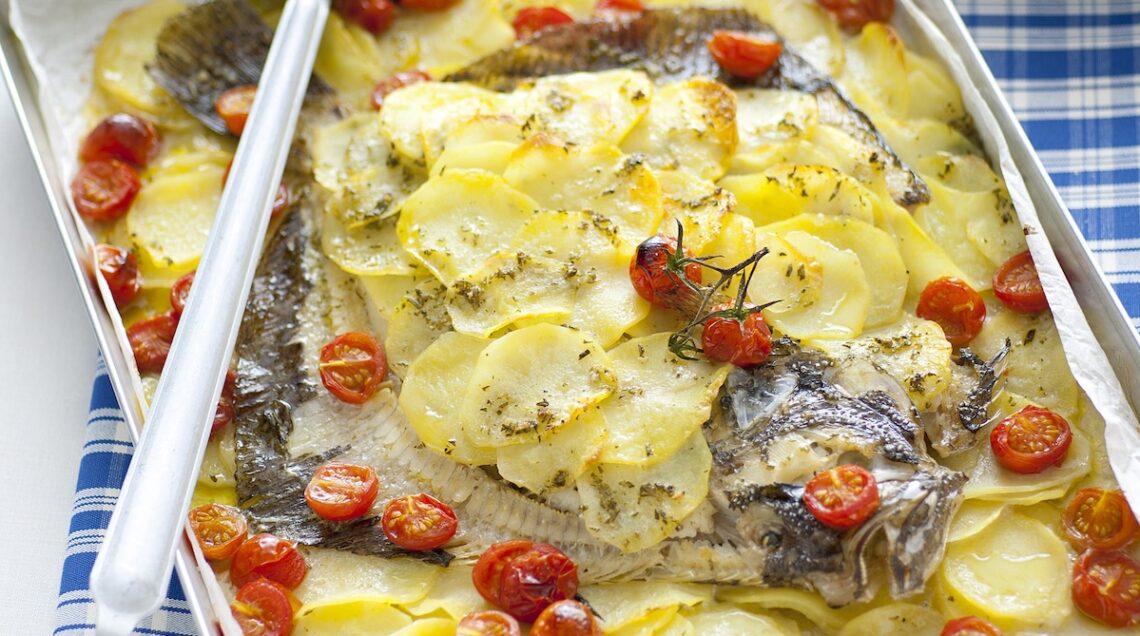 Rombo al forno con patate e pomodorini