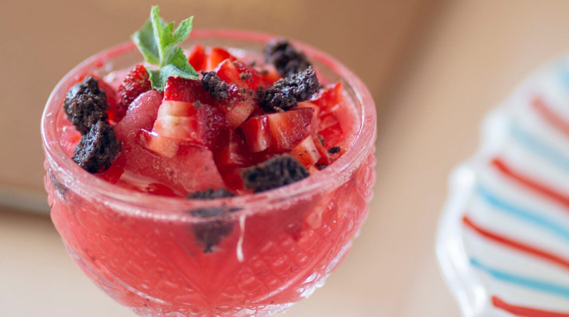 coppa di sorbetto alla fragola e rosa