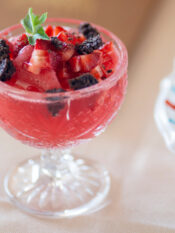 coppa di sorbetto alla fragola e rosa