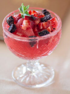 coppa di sorbetto alla fragola e rosa