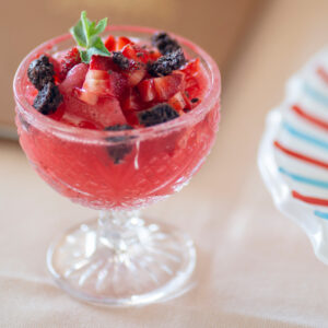 coppa di sorbetto alla fragola e rosa