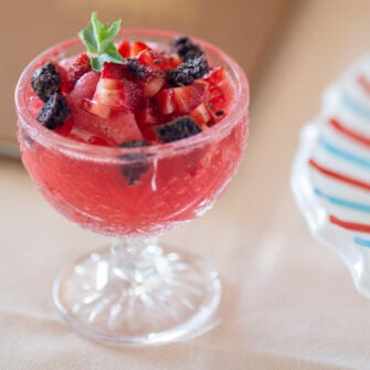 coppa di sorbetto alla fragola e rosa