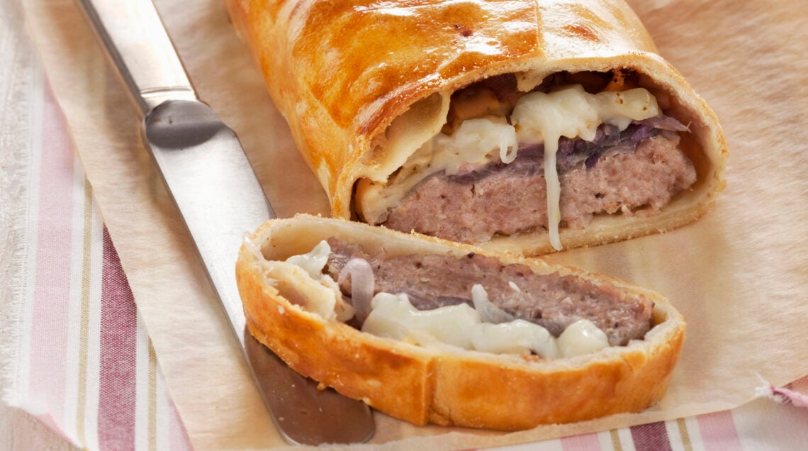 Strudel con salsiccia e cipolle rosse e pecorino