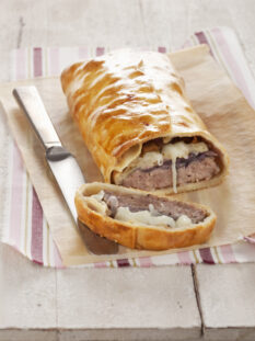 Strudel con salsiccia e cipolle rosse e pecorino