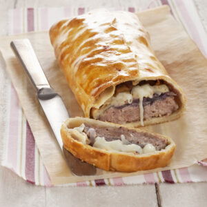 Strudel con salsiccia e cipolle rosse e pecorino