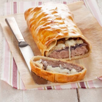 Strudel con salsiccia e cipolle rosse e pecorino