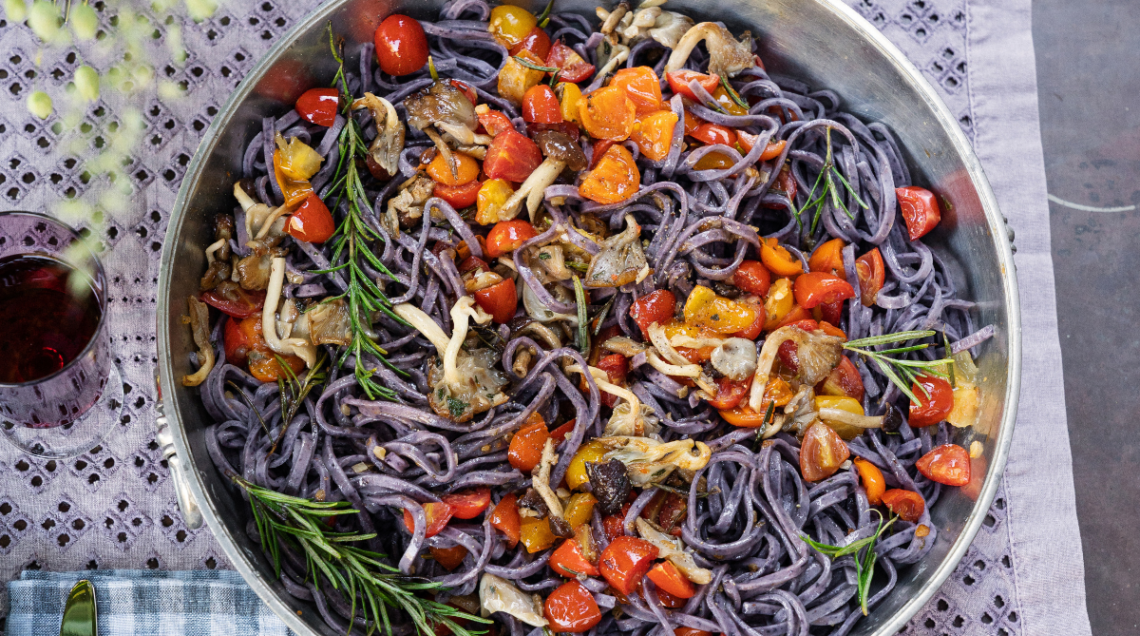 tagliolini ai mirtilli con funghi e pomodorini al rosmarino