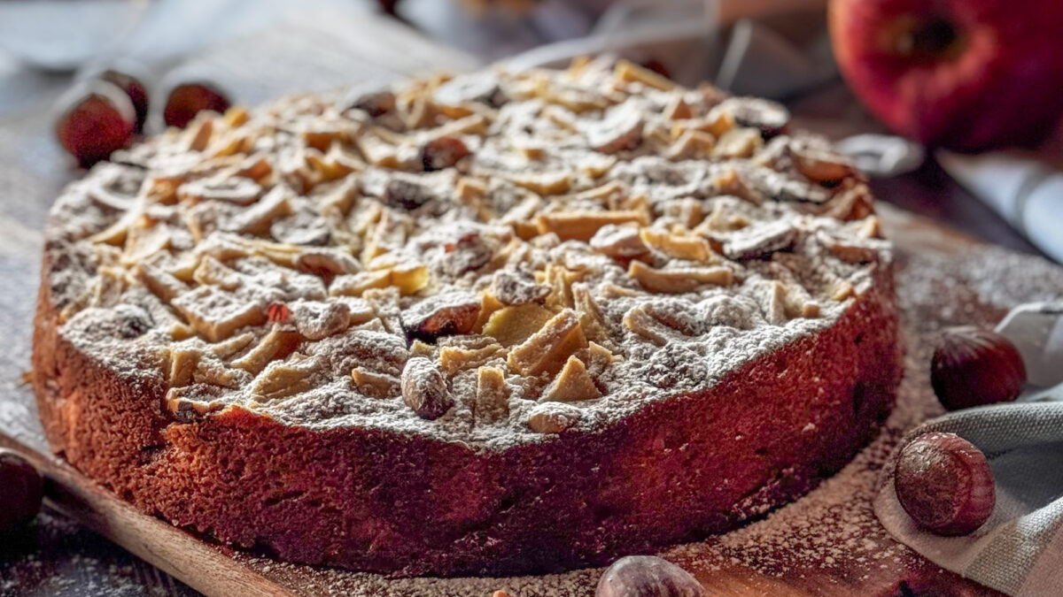 Torta di mele rosse e nocciole