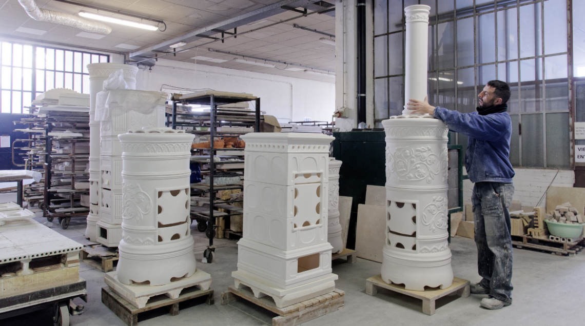 Le belle stufe in maiolica di Castellamonte nel laboratorio dell&rsquo;azienda La Castellamonte