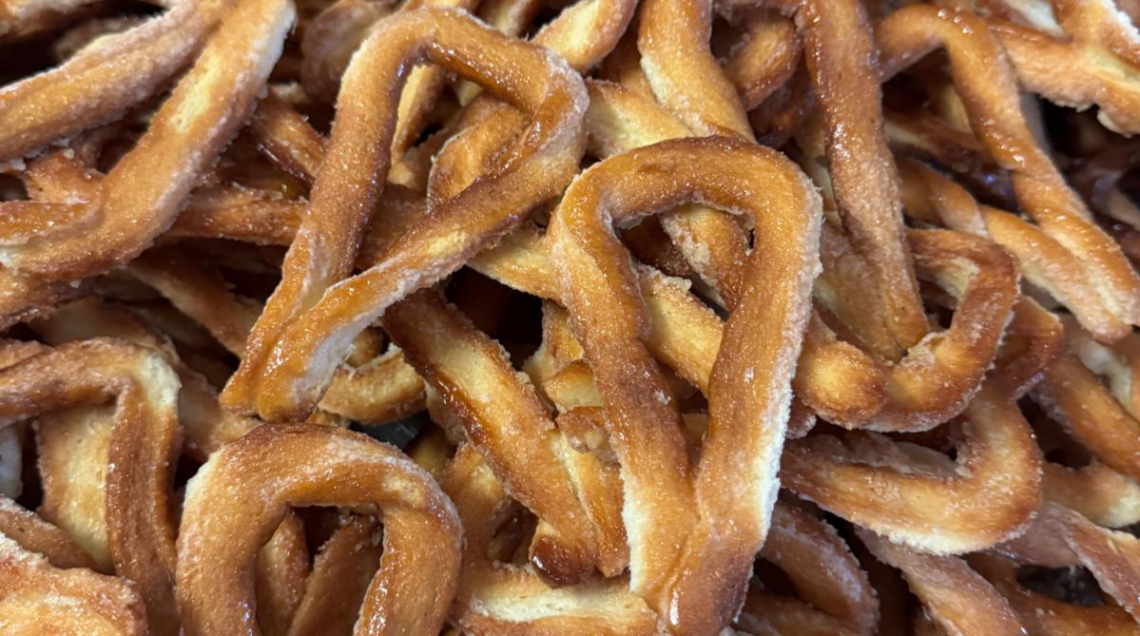 I torcetti, biscotto tipico di Agli&egrave;, festeggiato con una sagra ogni anno ad aprile