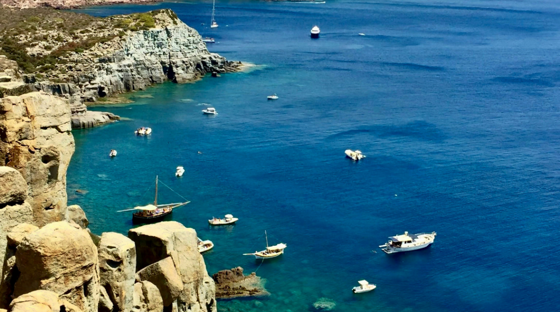 Vista dall'alto della costa di Carloforte
